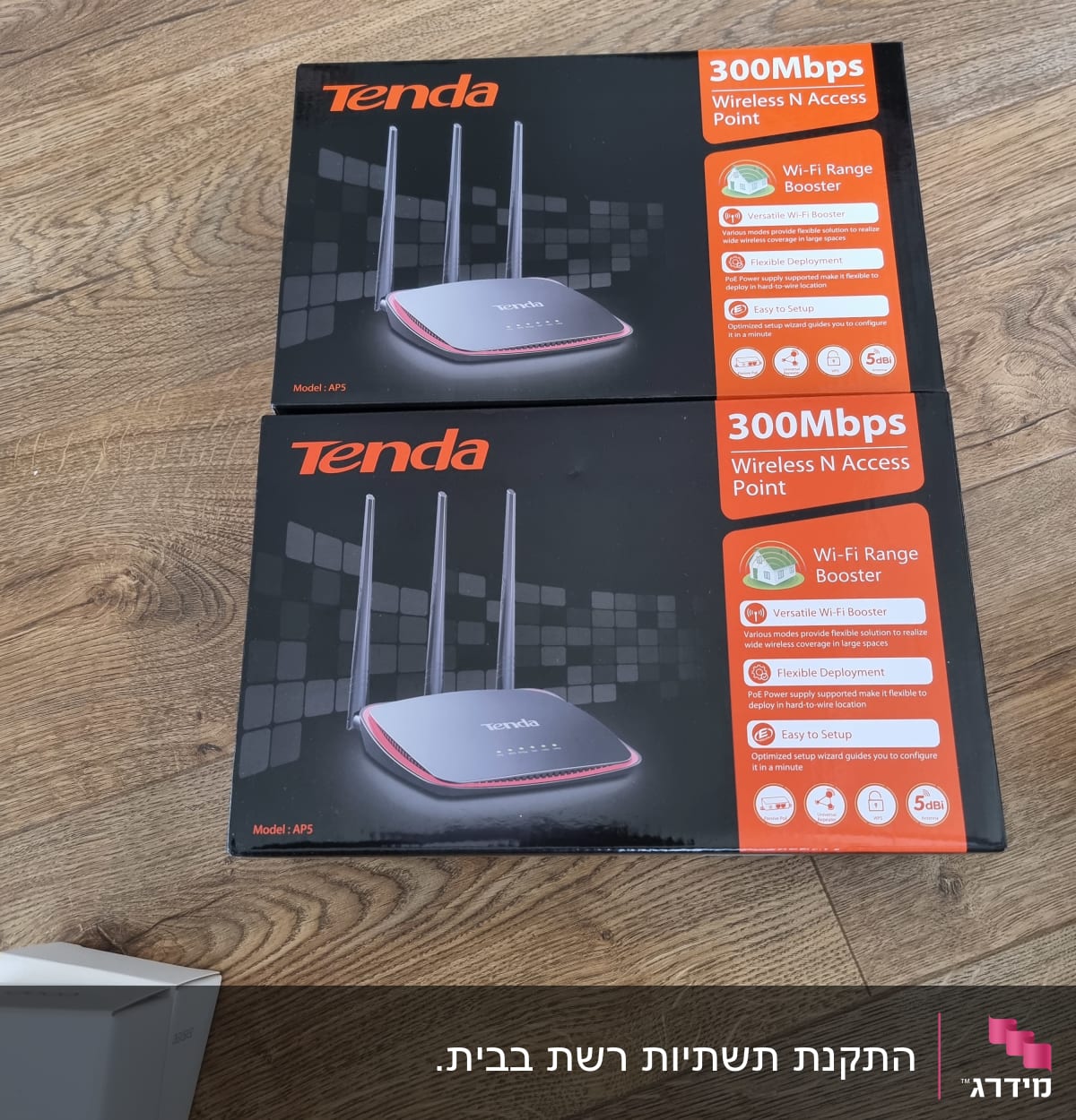 שני נתבים אלחוטיים של טנדה על רצפה מעץ